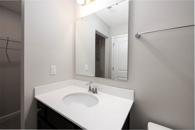 Building Photo - BEAUTIFUL 3BD/2.5BTH Townhome - MALLARD CREEK - AVAILABLE MAY/JUNE 2026
