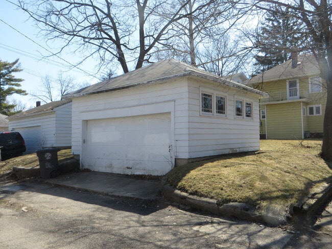 Building Photo - 826 Nuttman Ave