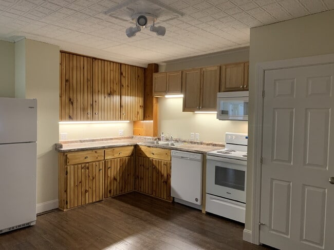 Building Photo - 1ST FLOOR!  3-bedroom unit located on a quiet dead-end street!