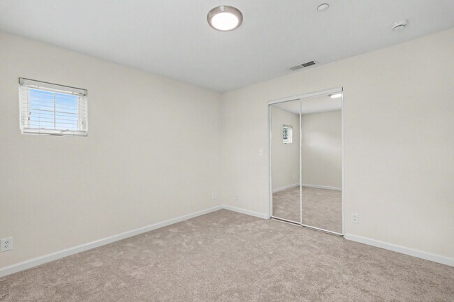 Building Photo - 808 Lenzen Ave
