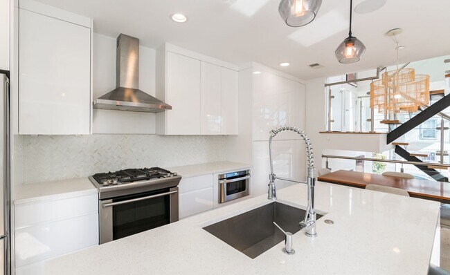 Building Photo - Three Bed Olde Kensington Home