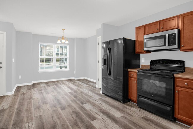 Building Photo - Updated 2BR/2.5BA Townhome