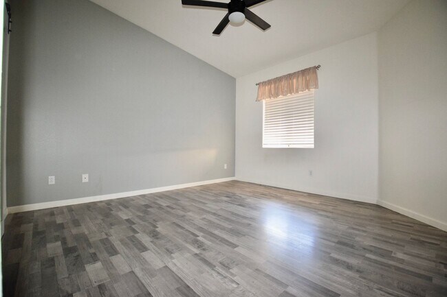 Building Photo - Great 2 bedroom 2 bathroom Mesa Condo