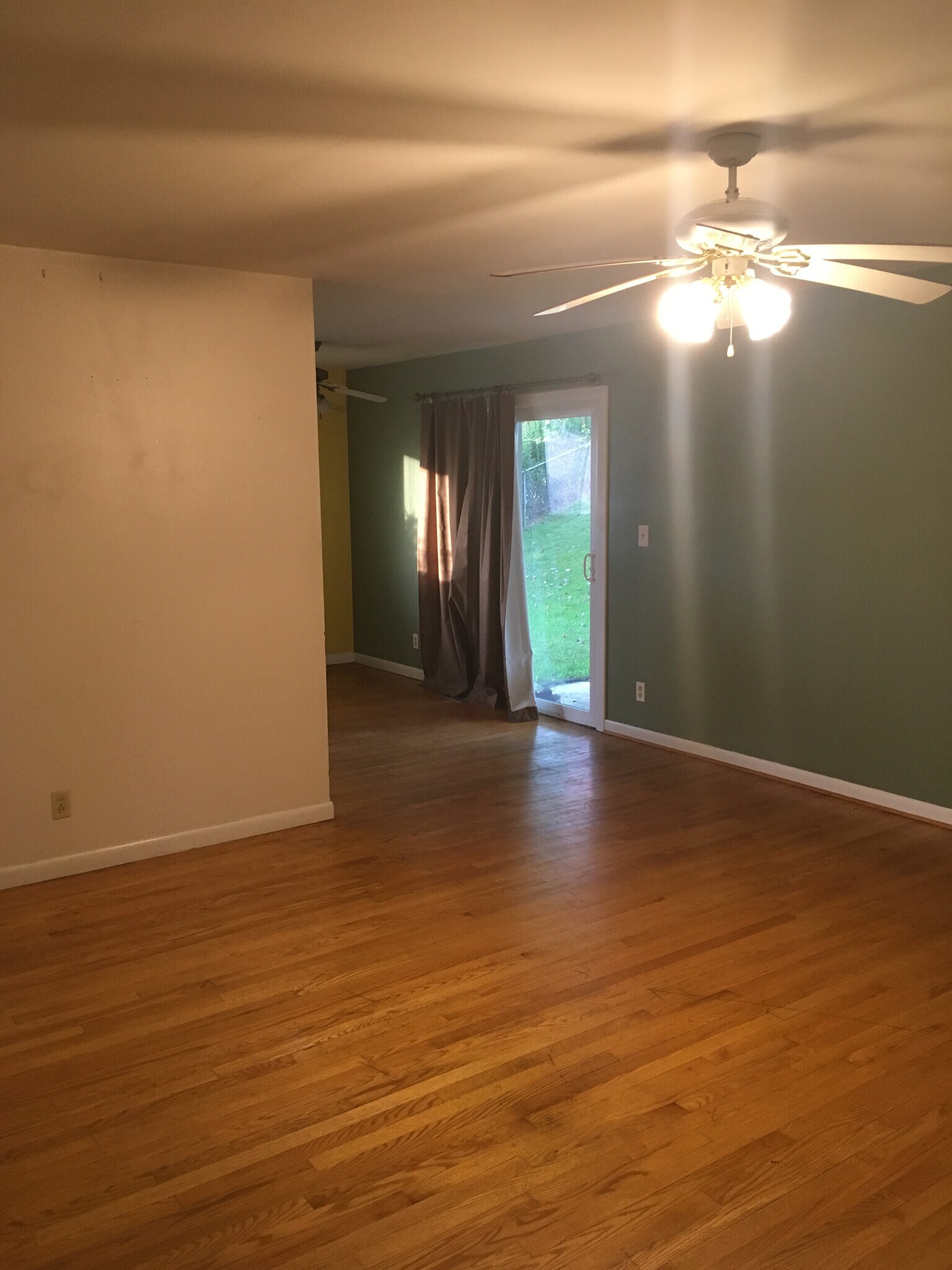 Living room - 463 Lawnview Cir