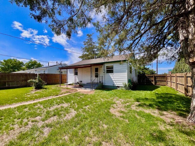 Building Photo - Cozy 2 bed 1 bath Home with Fenced Yard!