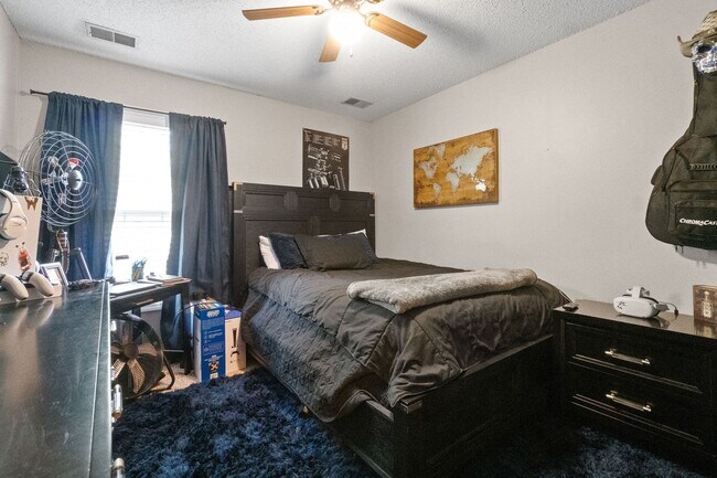 Building Photo - Lovely home in Peach Tree - Waiting for you to call home for the Holidays!