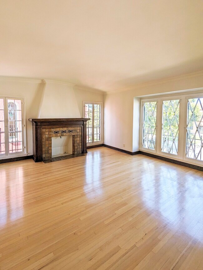 Building Photo - 850 S Mansfield Ave