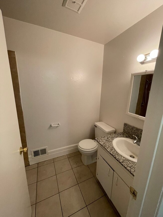 Building Photo - 2 Bedrooms in Foothill Farms