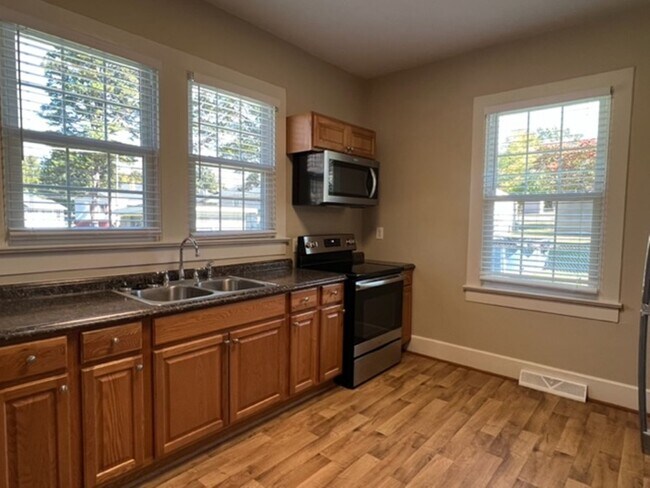 Building Photo - This Single Story Bungalow Home has 2 Bedrooms, 1 Full Bath located in Lyman at Pacific Mills whi...