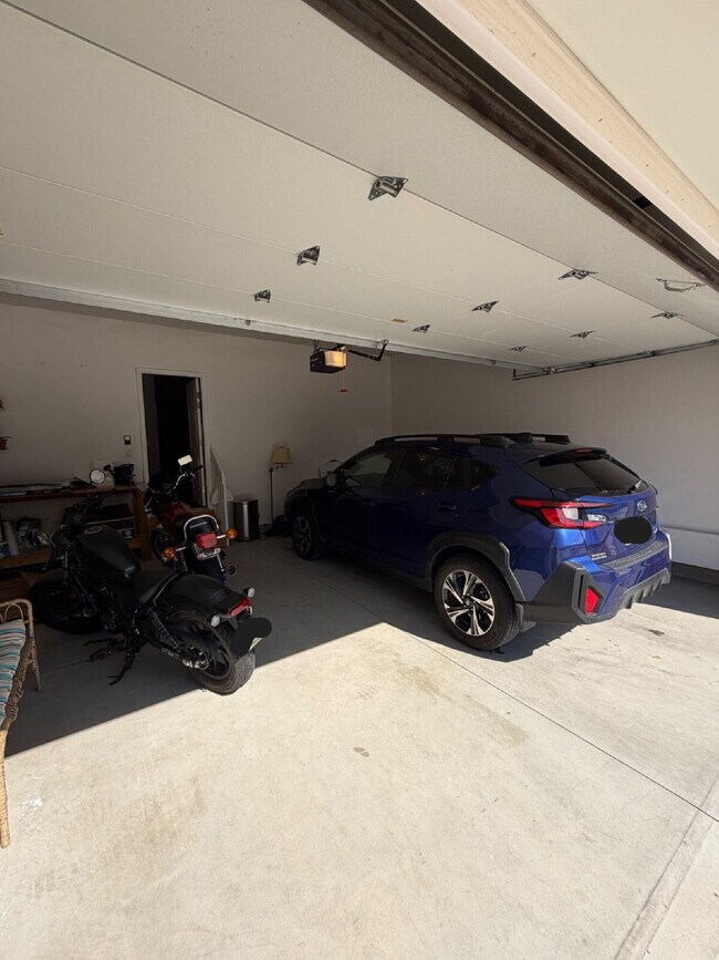 Building Photo - Charming 3-Bed 2.5-Bath Townhouse with Granite Finishes Near Jordan Creek Town Center