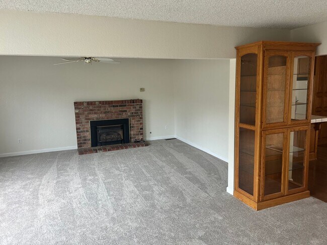 Building Photo - 4 Bedroom 2 bath in Oakdale Ca