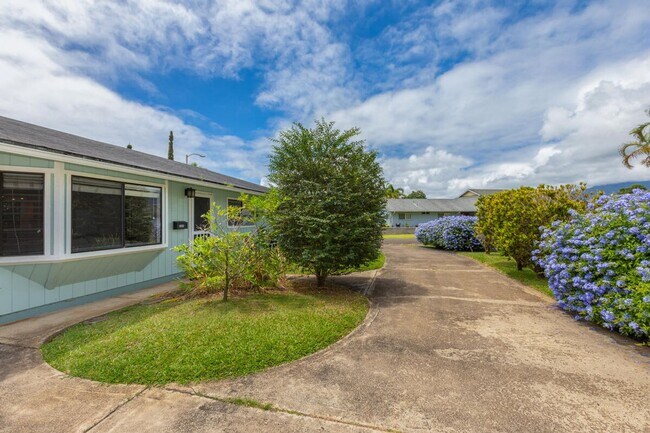 Building Photo - 2 bedroom, 1 bath duplex with small back yard, carport space