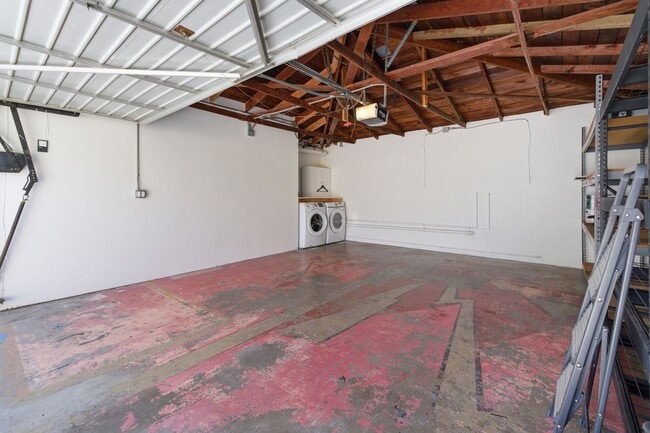 Building Photo - Amazing Del Rey House Available