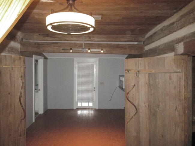 Building Photo - Log cabin