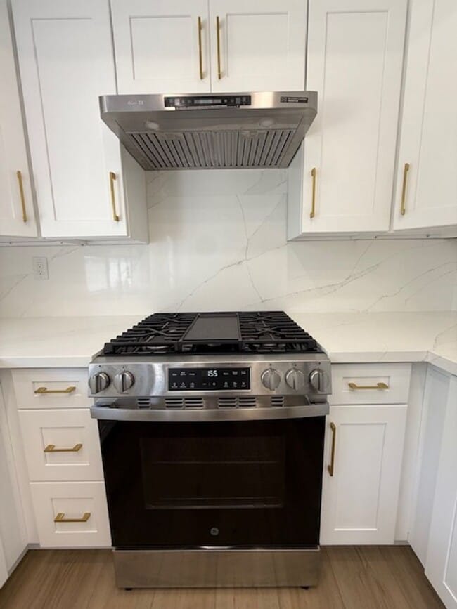 Building Photo - Updated 3 Bedroom Detached Home in Woodbri...
