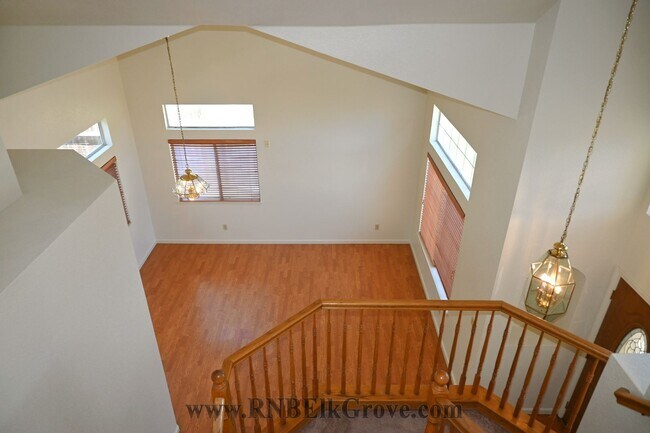 Building Photo - Home in Elk Grove! 3 Bed, 2.5 Bath
