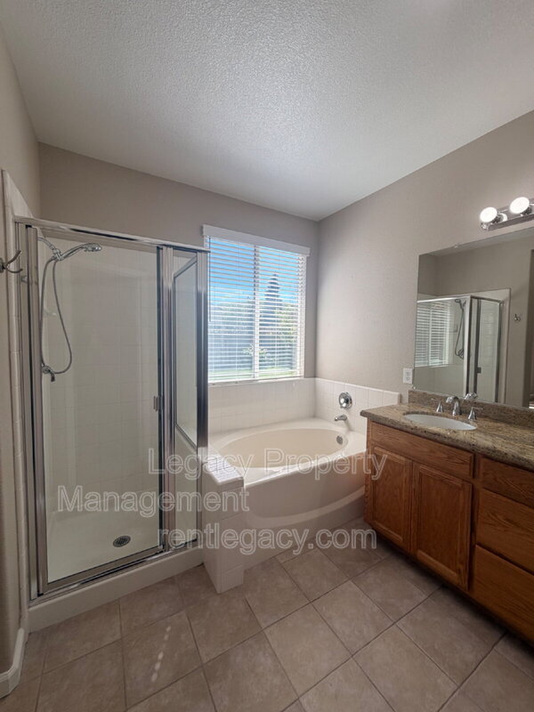 Building Photo - 4711 Summerset Dr