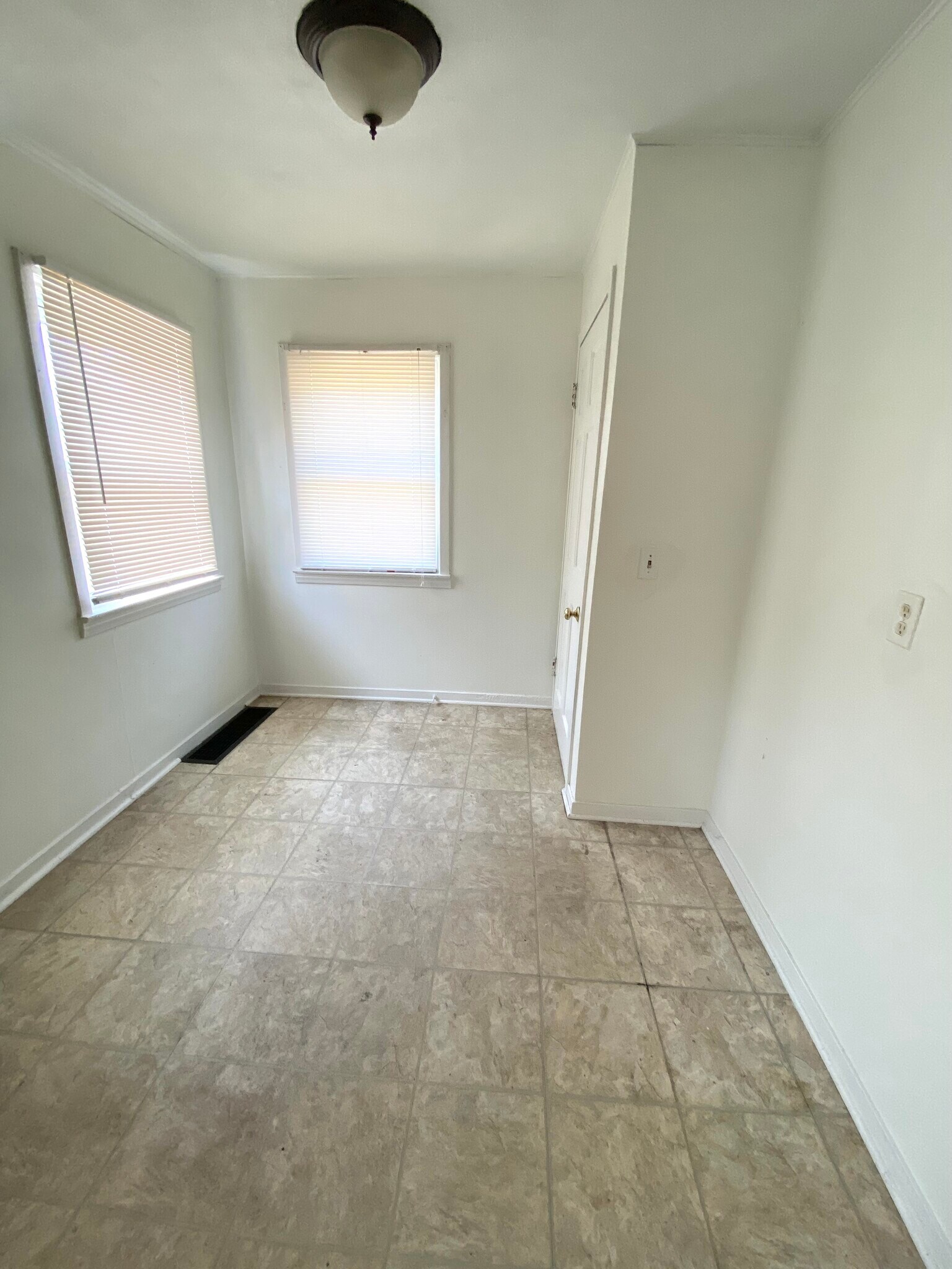 Building Photo - 1121 Hapeman St