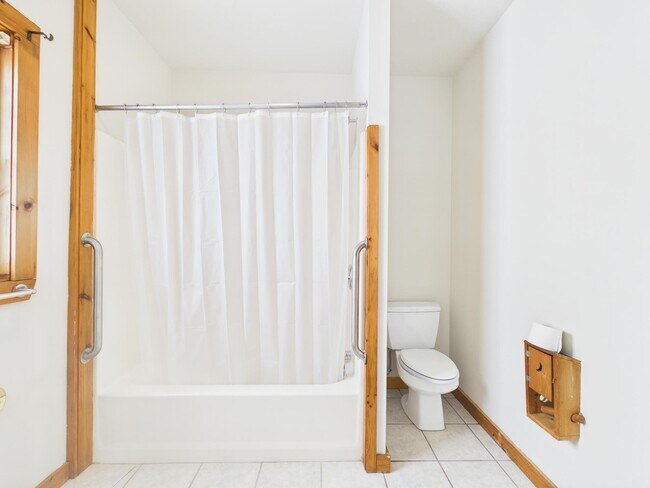 Building Photo - 1555 Main St