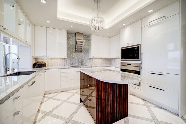 Building Photo - 121 N Post Oak Ln