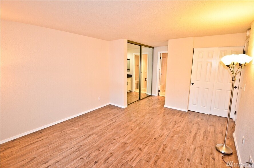 Building Photo - 1315 S Puget Dr