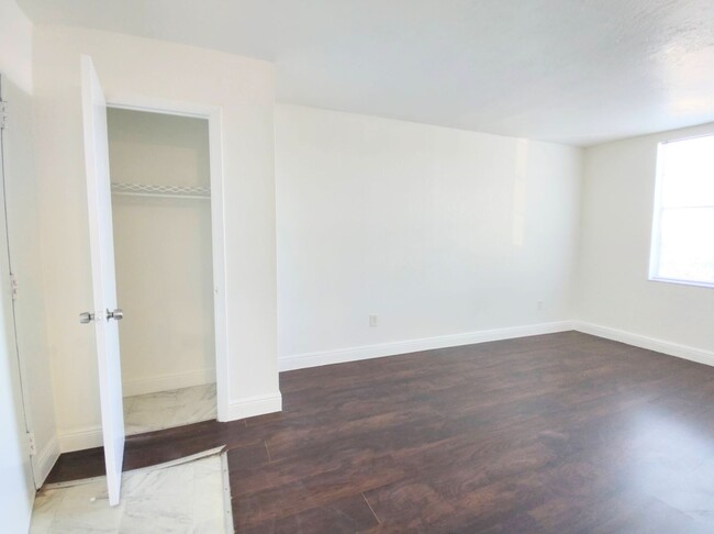 Building Photo - Gorgeous and Spacious 2/1 Unit in Hialeah