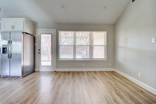 Building Photo - 1321 Clover Dr