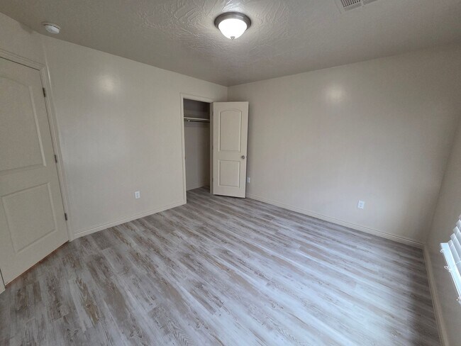 Building Photo - Large 4 Br - like new under $2k!