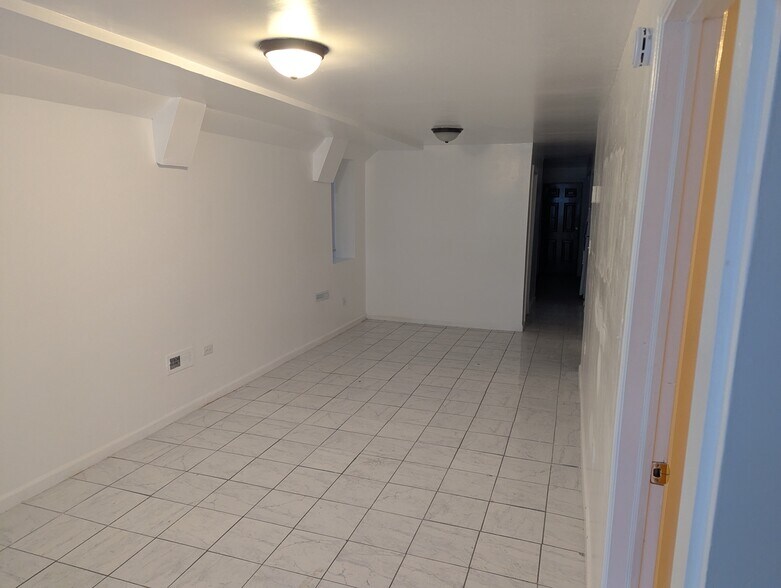 Living room - 1318 S Kolin Ave