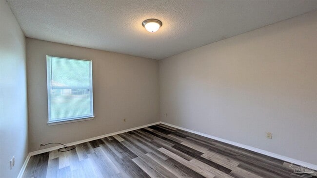 Building Photo - 424 Pine Crescent Way
