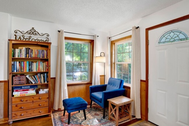 Building Photo - Cute Furnished Cottage close to NAS