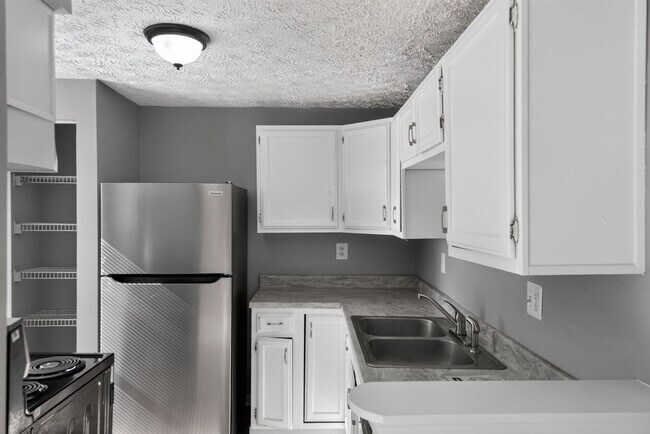 Building Photo - Available Now!  3 Bedroom Townhouse King George