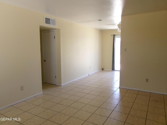 Building Photo - 10037 Oakwood Dr