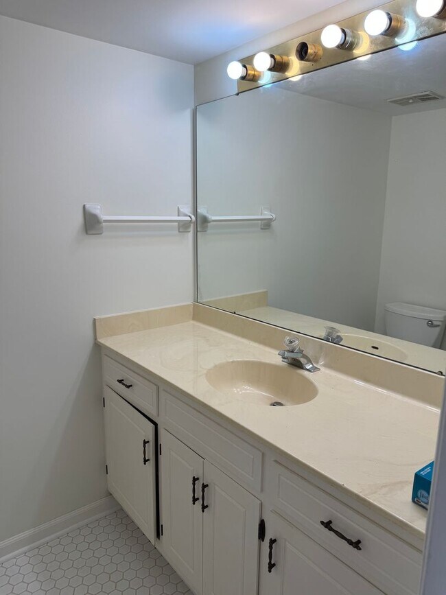 Building Photo - 834 Brentwood Pointe