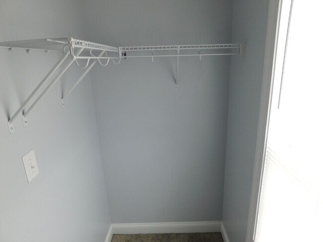 Building Photo - Like New Townhome!