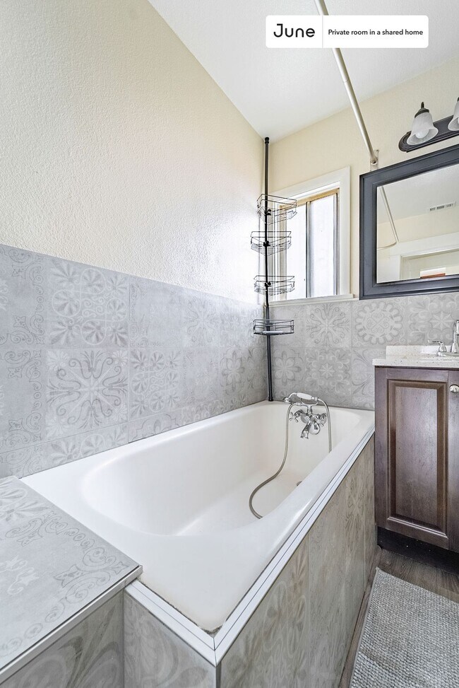 Building Photo - Room in Shared 4 bed/2 bath home