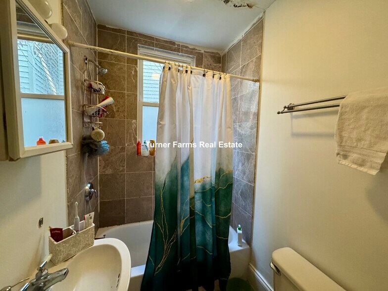 Building Photo - 725 Parker St