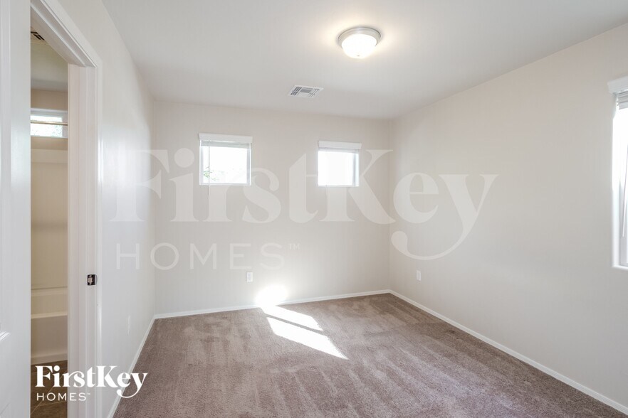 Building Photo - 2852 N Fair Oaks Ave