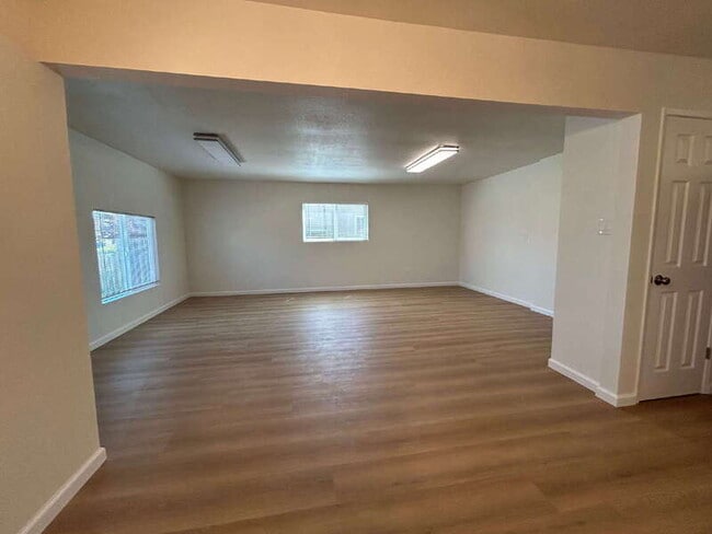 Building Photo - 1525 James St