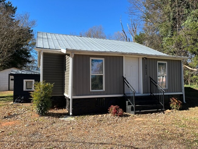 Building Photo - Cozy 2-Bedroom, 1-Bathroom Home