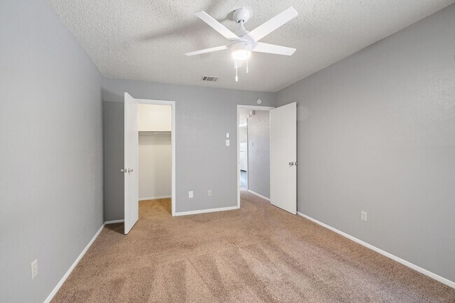 Building Photo - 2 Bedroom, 1 Bath Duplex with 1 Car Garage...