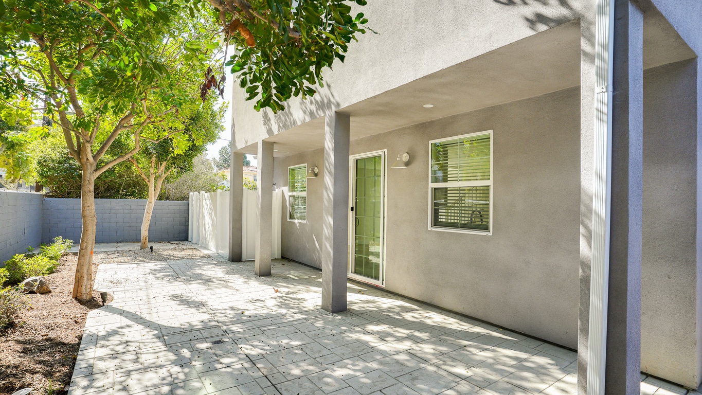 Building Photo - 3938 S Victoria Ave