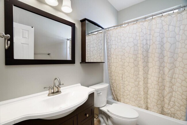 Building Photo - 1135 Disraeli Cir