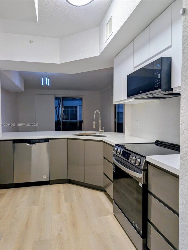 Building Photo - 775 SW 148th Ave