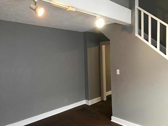 Building Photo - 910 N Ewing St