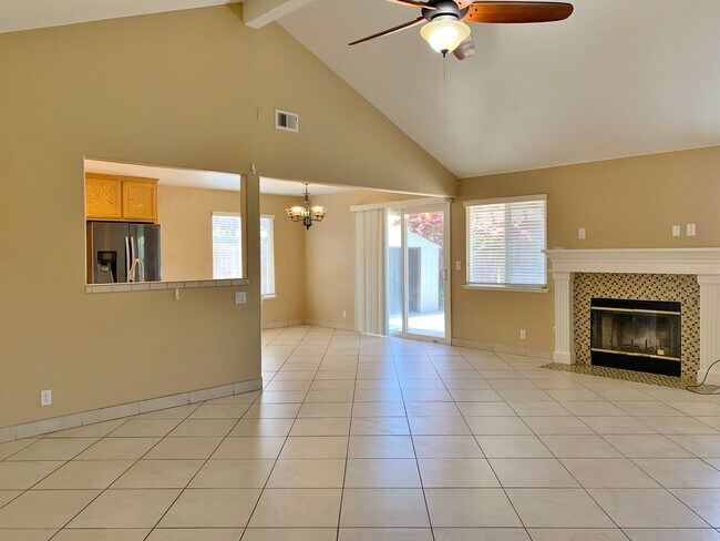 Building Photo - 4 Bedroom Home in Hollister