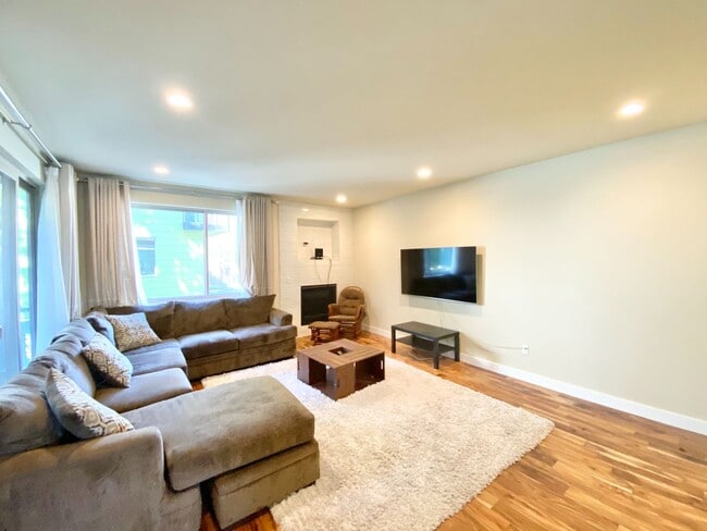 Building Photo - Built in 2017 – Stunning Modern Home for R...