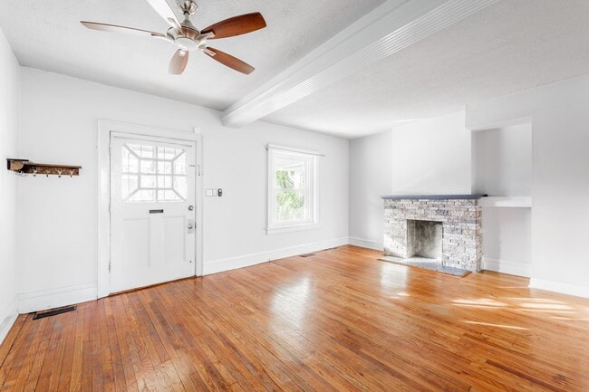 Building Photo - Classic Fan Rowhome for Lease