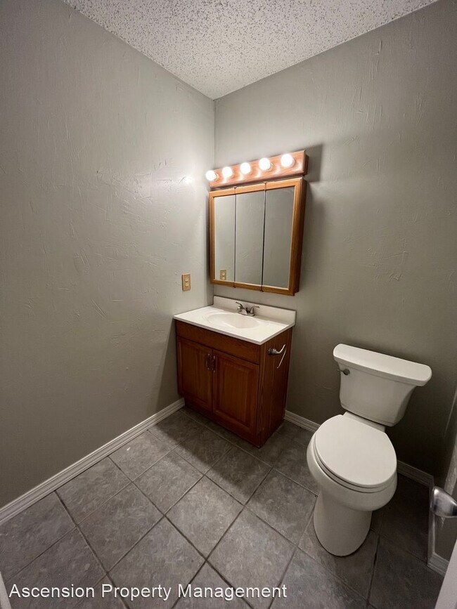 Building Photo - 3 br, 1.5 bath House - 1910 E 61st Pl N