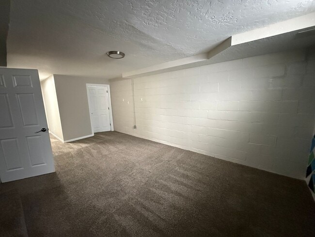 Building Photo - 3 Bedroom Home